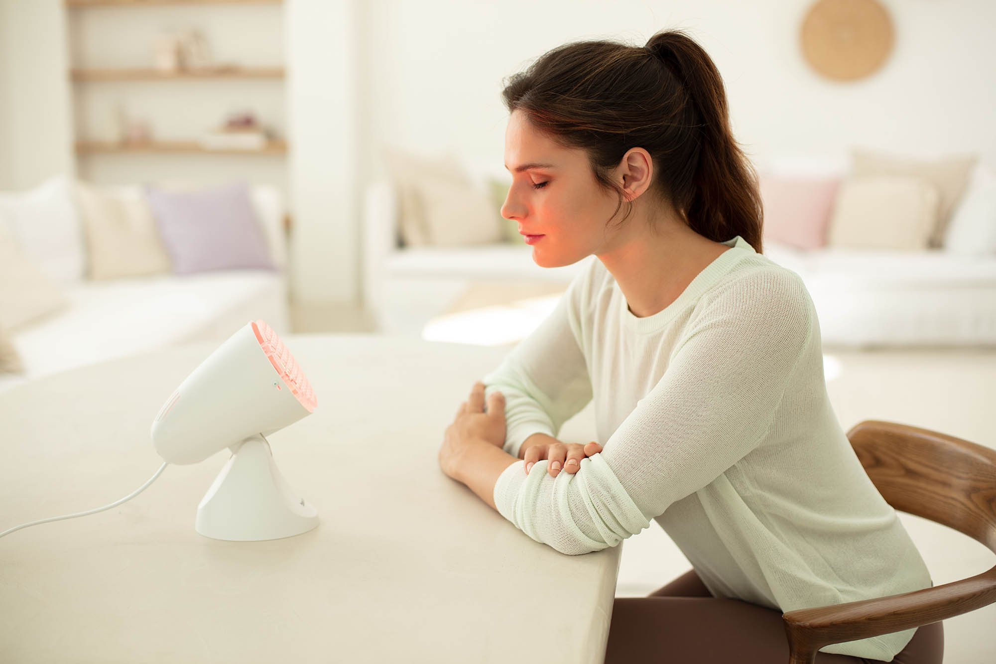 Frau mit Infrarotlampe IL 11