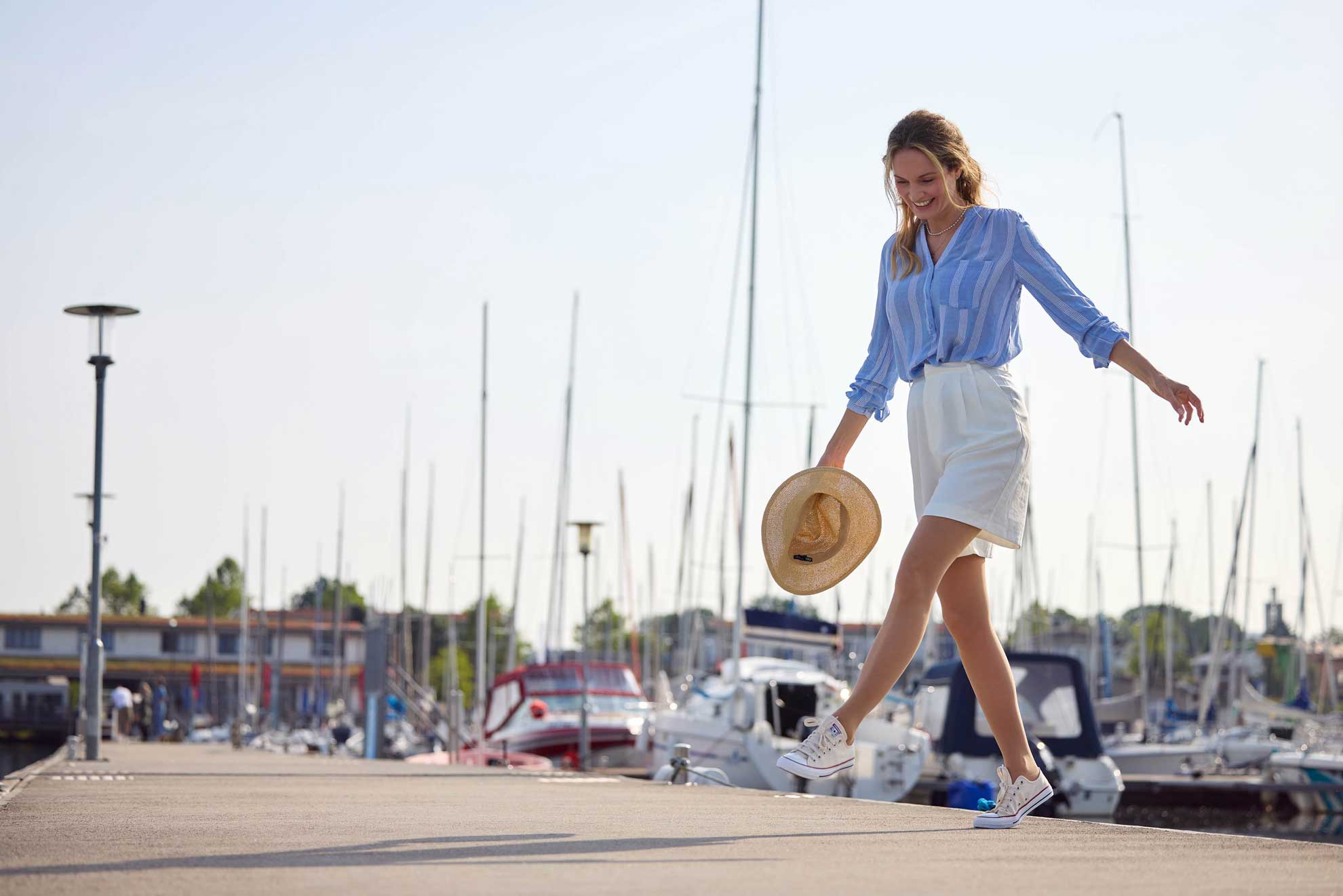 Frau mit Kompressionsversorgung im Sommer am Hafen